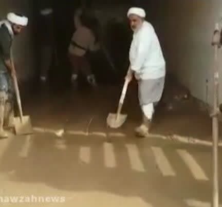 گوشه‌ای از خدمات جهادی طلاب و روحانیون